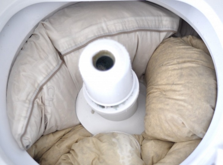Cách giặt gối và ruột gối bằng máy giặt sạch sẽ thơm tho