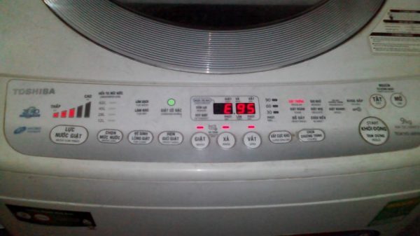 máy giặt toshiba báo lỗi e2
