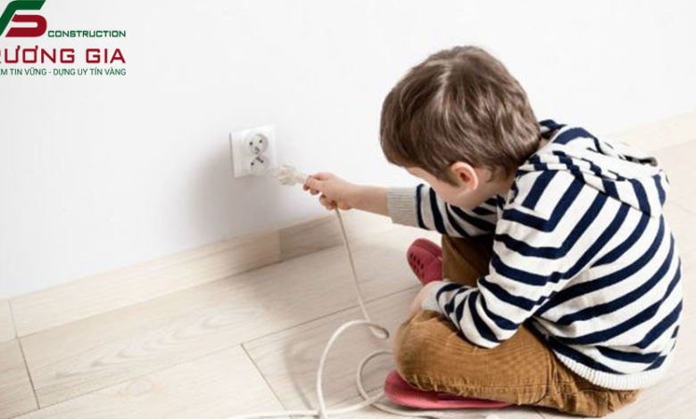 An toàn điện cho trẻ em và cách sơ cứu khi điện giật